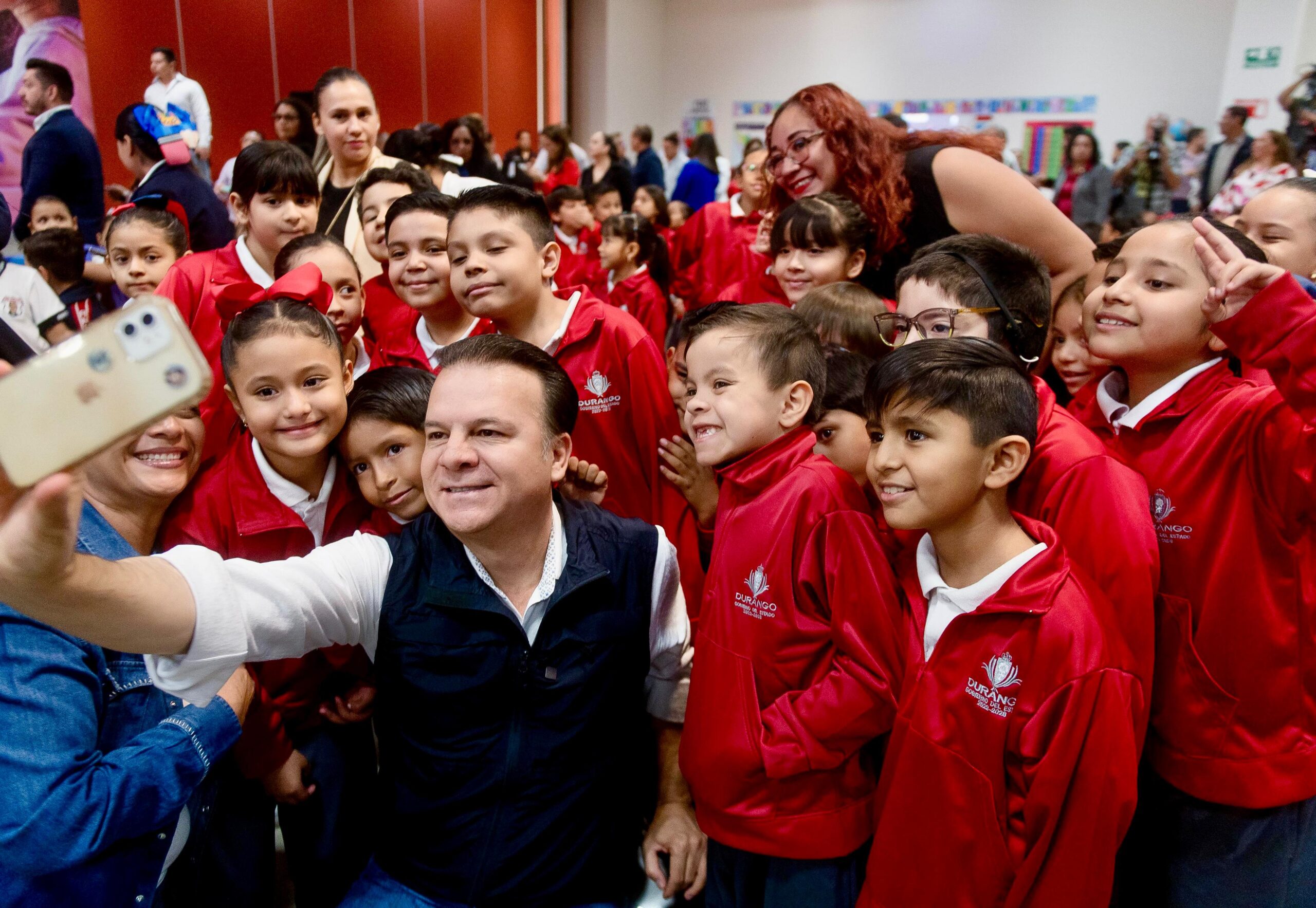 Educacion lagunera da un paso adelante con aulas digitales entregadas por Gobernador Esteban: maestros y padres de familia.