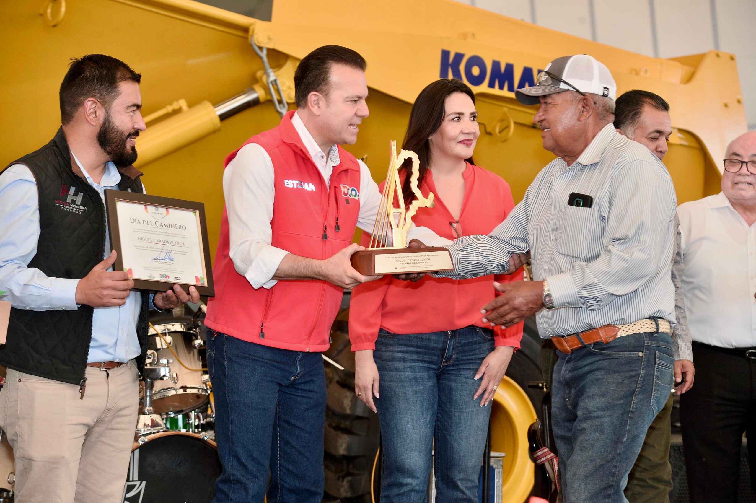 Anuncia Gobernador Esteban inicio de reparación de carreteras durante celebración del Día del Caminero.