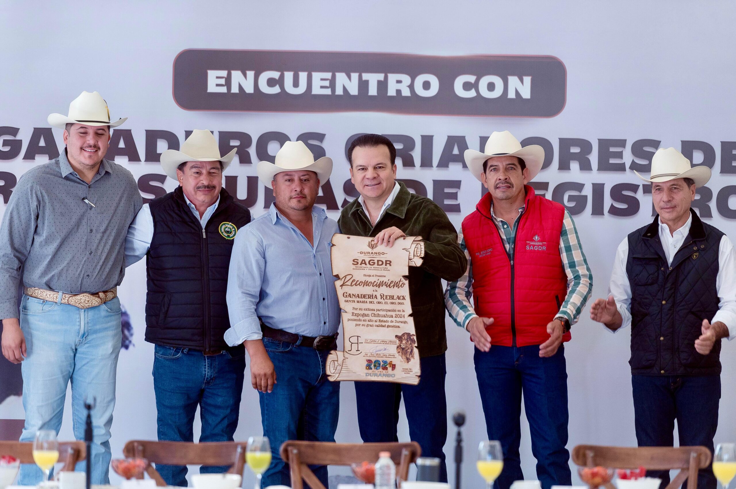 Durango es referente en ganado de primera calidad; reconoce Esteban a productores que triunfaron en Expo Ganadera Chihuahua.