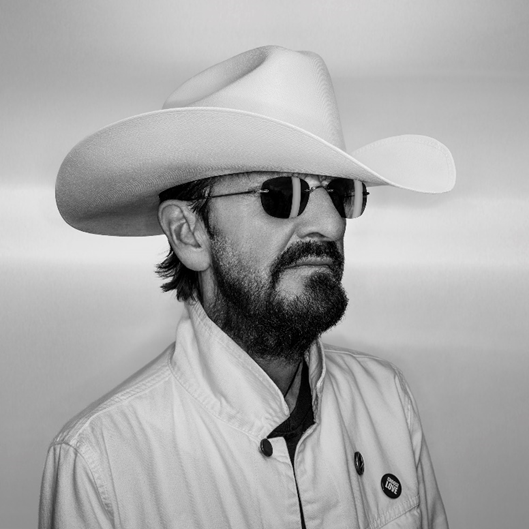 Ringo Starr anuncia su nuevo álbum country ‘LOOK UP’, producido y coescrito por T Bone Burnett.